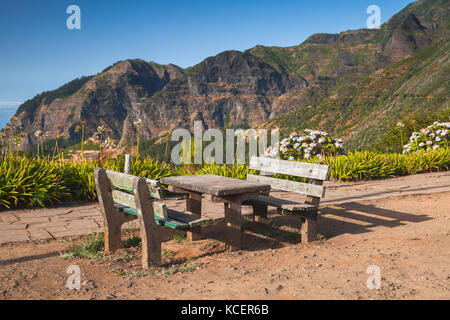 Outdoor Bänke und Tisch in Bergdorf Serra de Agua auf der Insel Madeira, Portugal Stockfoto