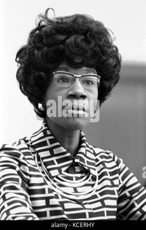 Shirley Chisholm (1924 - 2005) war ein US-amerikanischer Politiker, Pädagoge und Autor.[1] Im Jahr 1968 wurde sie die erste afrikanische amerikanische Frau an den Kongress der Vereinigten Staaten gewählt wurde,[2] und Sie 12 der New Yorker Kongreßbezirk für sieben Bezeichnungen von 1969 bis 1983 vertreten. 1972 wurde sie die erste schwarze Kandidat für die Benennung des Präsidenten der Vereinigten Staaten eine große Partei, und die erste Frau, die für die präsidentschaftskandidatur der Demokratischen Partei zu starten Stockfoto