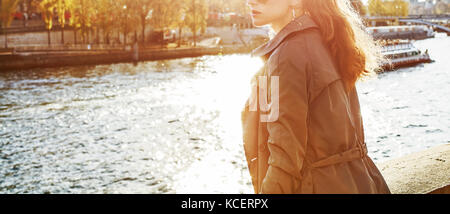 Herbst Getaways in Paris. closeup auf junge elegante Frau mit Sonnenbrille am Bahndamm in der Nähe von Eiffelturm in Paris, Frankreich, in die Ferne suchen Stockfoto