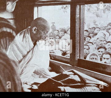 Mohandas Karamchand Gandhi, Indien während der Partition Unruhen nach der Unabhängigkeit 1947 Touring. Gandhi (2. Oktober 1869 - 30. Januar 1948), war der überragende Führer der indischen Unabhängigkeitsbewegung in Britisch - Indien regiert. Stockfoto