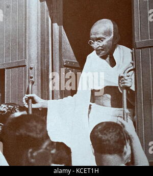 Mohandas Karamchand Gandhi, Indien während der Partition Unruhen nach der Unabhängigkeit 1947 Touring. Gandhi (2. Oktober 1869 - 30. Januar 1948), war der überragende Führer der indischen Unabhängigkeitsbewegung in Britisch - Indien regiert. Stockfoto