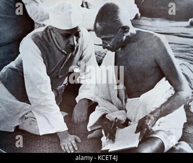 Mohandas Karamchand Gandhi und Jawaharlal Nehru, 1947. Gandhi (2. Oktober 1869 - 30. Januar 1948), war der überragende Führer der indischen Unabhängigkeitsbewegung in Britisch - Indien regiert. Stockfoto