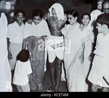 Mohandas Karamchand Gandhi mit seinem Enkel Gopu, 1947. Gandhi (2. Oktober 1869 - 30. Januar 1948), war der überragende Führer der indischen Unabhängigkeitsbewegung in Britisch - Indien regiert. Stockfoto