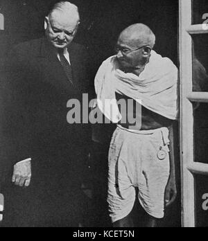 Gandhi erfüllt Herbert Hoover, Ex-präsident der USA, in New Delhi 1946. Mohandas Karamchand Gandhi (2. Oktober 1869 - 30. Januar 1948), war der überragende Führer der indischen Unabhängigkeitsbewegung in Britisch - Indien ausgeschlossen Stockfoto