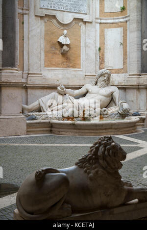 Rom. Italien. Kolossale statue restauriert wie der Fluss Gott okeanos, aka Marforio, 1. Jh. N.CHR. im Innenhof des Palazzo dei Conservatori, Stockfoto