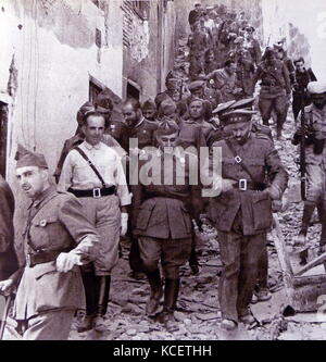 Spanischer Bürgerkrieg nationalistischen Führer: Generäle Verela, Franco und Moscardo in Toledo, nachdem die Rebellen die Stadt Toledo 1937 erfassen. Er Belagerung der Alcázar war ein höchst symbolischer nationalistischen Sieg in Toledo in der Beginn des Spanischen Bürgerkriegs. Der Alcázar von Toledo wurde durch eine Vielzahl von militärischen Kräfte zugunsten der Nationalistischen Aufstand statt. Milizen der Parteien der Volksfront begann die Belagerung am 21. Juli 1936. Die Belagerung endete am 27. September mit der Ankunft der Armee von Afrika unter Francisco Franco. Stockfoto