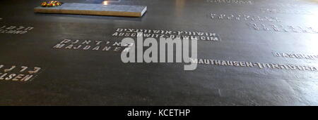 Namen der nationalsozialistischen Vernichtungslager sind im Boden der Halle der Erinnerung (Ohel Yiskor) Yad Vashem Holocaust Memorial, Jerusalem (Israel). Stockfoto