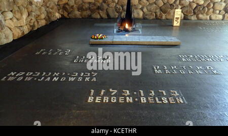 Ewige Flamme, in der Halle der Erinnerung (Ohel Yiskor) Yad Vashem Holocaust Memorial, Jerusalem (Israel). Architekten: Aryeh Elhanani ewige Flamme: kosso Eloul. Namen der nationalsozialistischen Vernichtungslager sind im Boden der Halle der Erinnerung gesetzt Stockfoto