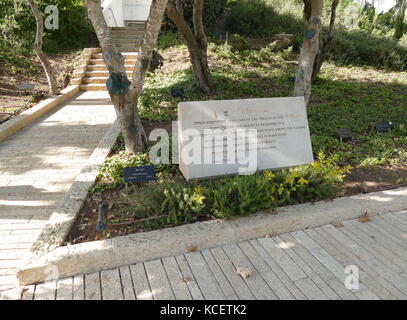 Ford Stiftung Denkmal in der Allee der Gerechten unter den Völkern, Yad Vashem, Jerusalem (Israel). Bäume sind rund um die Yad Vashem Website zu Ehren jener nicht gepflanzt - Juden, die ihr eigenes Leben riskieren, gespeichert Juden während des Holocaust. Stockfoto