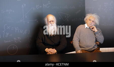 Wachs Skulpturen (Wachsfigurenkabinett) von Charles Darwin, (1809 - 1882), englischer Naturforscher und Geologe mit Albert Einstein (1879-1955), deutscher theoretischer Physiker geboren. Er entwickelte die Allgemeine Relativitätstheorie. CosmoCaixa Museum, Barcelona, Spanien Stockfoto