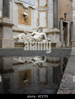 Rom. Italien. Kolossale Statue des Flusses Gott okeanos, aka Marforio, 1. Jh. N.CHR. im Innenhof des Palazzo dei Conservatori, Kapitolinischen Museen Stockfoto