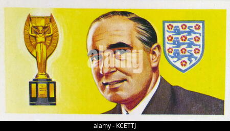 1969 Brooke Bond Sammler tee Karte, die Darstellung: Sir Alfred Ernest "Alf" Ramsey (1920 - 1999). Englischer Fußballspieler und Manager, als Manager der englischen Fußball-Nationalmannschaft von 1963 bis 1974 geführte England zum Sieg in der FIFA Fußball-Weltmeisterschaft 1966. Stockfoto