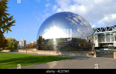 La Géode ist ein Spiegel - fertigen geodätische Kuppel wurde 1985 in Paris eröffnet. Er hält eine Omnimax Theater im Parc de la Villette in der Cité des Sciences et de l'Industrie (Stadt der Wissenschaft und Industrie) im 19. arrondissement von Paris, Frankreich. Stockfoto