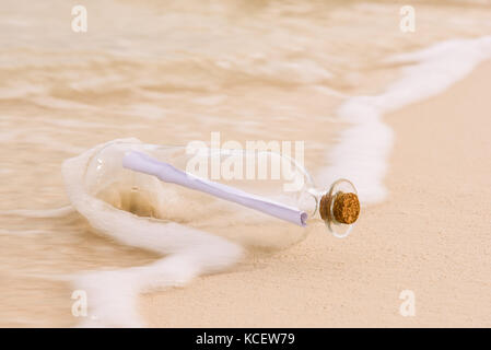 Flasche mit einer Nachricht auf Sand Strand Stockfoto