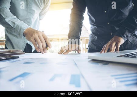 Zwei Geschäftsleute suchen im Bericht und in der Diskussion in Office.Business Konzept. Stockfoto