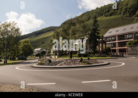 Den Kreisverkehr und Eingang des Dorfes Urzig, in der Mosel, Deutschland Stockfoto