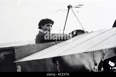 Foto von Thomas Sopwith (Herbert) ein englischer Flugpionier und Segler, im Cockpit eines Flugzeugs. Vom 20. Jahrhundert Stockfoto