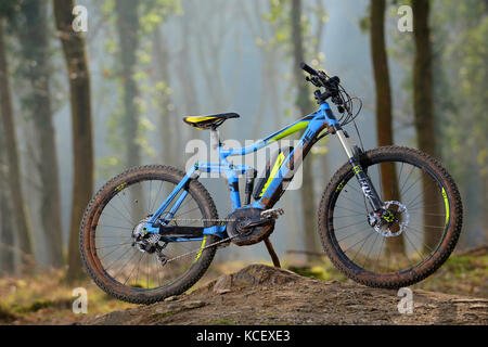 Ein Pedal unterstützen E-Bike Mountainbike mit einem Bosch Elektromotor. Stockfoto