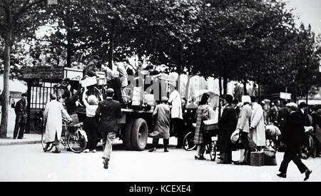 Foto von Flüchtlinge in Paris, während der Befreiung Frankreichs von der deutschen Besetzung im Sommer 1944. Vom 20. Jahrhundert Stockfoto