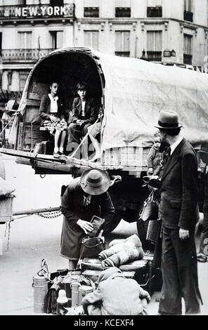 Foto der zurückkehrenden Flüchtlinge in Paris während der deutschen Besetzung Frankreichs 1940. Vom 20. Jahrhundert Stockfoto