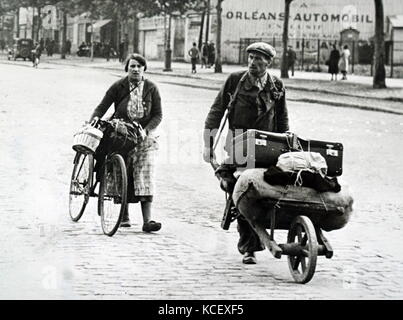 Foto der zurückkehrenden Flüchtlinge in Paris während der deutschen Besetzung Frankreichs 1940. Vom 20. Jahrhundert Stockfoto