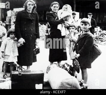 Foto der zurückkehrenden Flüchtlinge in Paris während der deutschen Besetzung Frankreichs 1940. Vom 20. Jahrhundert Stockfoto