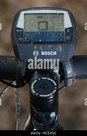 Ein Pedal unterstützen E-Bike Mountainbike mit einem Bosch Elektromotor. Stockfoto