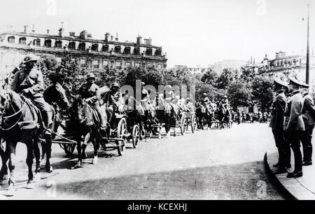 Foto von Fedor von Bock (1880-1945), deutsche Feldmarschall Bewertungen Truppen an der Place de l'Etoile, Paris, während der Invasion Frankreichs 1940 im Zweiten Weltkrieg. Vom 20. Jahrhundert Stockfoto