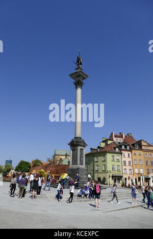 Foto von Sigismunds Spalte (Kolumna Zygmunta), ursprünglich errichtet im Jahre 1644, ist im Castle Square, Warschau, Polen entfernt und ist eines der berühmtesten Wahrzeichen von Warschau. Die Spalte und die Statue Gedenken an König Sigismund III Vasa, der im Jahre 1596 die Hauptstadt Polens von Krakau nach Warschau verschoben hatte. Vom 21. Jahrhundert Stockfoto