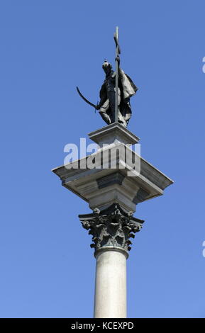 Foto von Sigismunds Spalte (Kolumna Zygmunta), ursprünglich errichtet im Jahre 1644, ist im Castle Square, Warschau, Polen entfernt und ist eines der berühmtesten Wahrzeichen von Warschau. Die Spalte und die Statue Gedenken an König Sigismund III Vasa, der im Jahre 1596 die Hauptstadt Polens von Krakau nach Warschau verschoben hatte. Vom 21. Jahrhundert Stockfoto