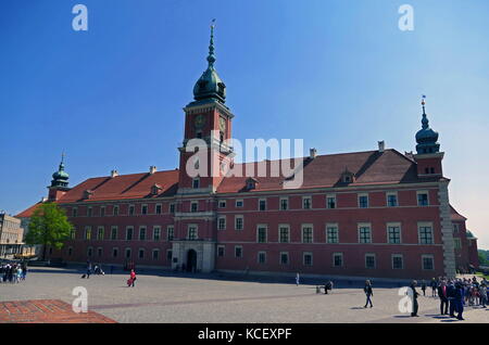 Foto von Sigismunds Spalte (Kolumna Zygmunta), ursprünglich errichtet im Jahre 1644, ist im Castle Square, Warschau, Polen entfernt und ist eines der berühmtesten Wahrzeichen von Warschau. Die Spalte und die Statue Gedenken an König Sigismund III Vasa, der im Jahre 1596 die Hauptstadt Polens von Krakau nach Warschau verschoben hatte. Vom 21. Jahrhundert Stockfoto