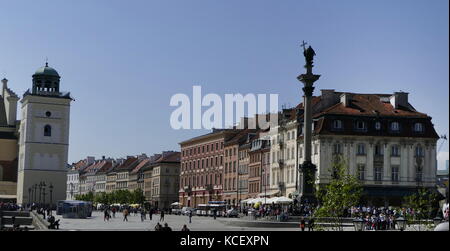 Foto von Sigismunds Spalte (Kolumna Zygmunta), ursprünglich errichtet im Jahre 1644, ist im Castle Square, Warschau, Polen entfernt und ist eines der berühmtesten Wahrzeichen von Warschau. Die Spalte und die Statue Gedenken an König Sigismund III Vasa, der im Jahre 1596 die Hauptstadt Polens von Krakau nach Warschau verschoben hatte. Vom 21. Jahrhundert Stockfoto