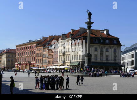 Foto von Sigismunds Spalte (Kolumna Zygmunta), ursprünglich errichtet im Jahre 1644, ist im Castle Square, Warschau, Polen entfernt und ist eines der berühmtesten Wahrzeichen von Warschau. Die Spalte und die Statue Gedenken an König Sigismund III Vasa, der im Jahre 1596 die Hauptstadt Polens von Krakau nach Warschau verschoben hatte. Vom 21. Jahrhundert Stockfoto