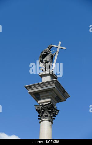 Foto von Sigismunds Spalte (Kolumna Zygmunta), ursprünglich errichtet im Jahre 1644, ist im Castle Square, Warschau, Polen entfernt und ist eines der berühmtesten Wahrzeichen von Warschau. Die Spalte und die Statue Gedenken an König Sigismund III Vasa, der im Jahre 1596 die Hauptstadt Polens von Krakau nach Warschau verschoben hatte. Vom 21. Jahrhundert Stockfoto