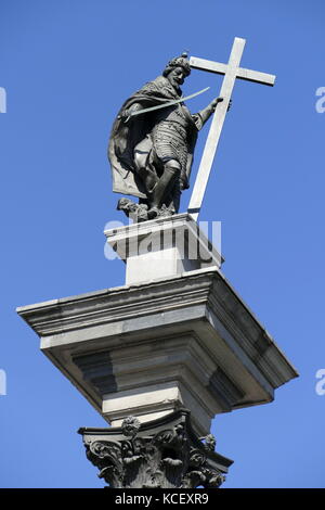 Foto von Sigismunds Spalte (Kolumna Zygmunta), ursprünglich errichtet im Jahre 1644, ist im Castle Square, Warschau, Polen entfernt und ist eines der berühmtesten Wahrzeichen von Warschau. Die Spalte und die Statue Gedenken an König Sigismund III Vasa, der im Jahre 1596 die Hauptstadt Polens von Krakau nach Warschau verschoben hatte. Vom 21. Jahrhundert Stockfoto