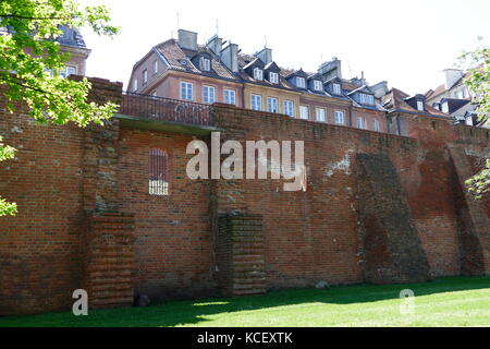 Foto von der Stadtmauer in Warschau, Polen, und eine der wenigen verbliebenen Relikte des komplexes Netzwerk von historischen Befestigungsanlagen, die nach Warschau umgeben. Vom 21. Jahrhundert Stockfoto