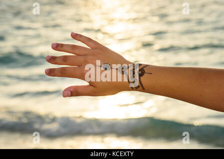 Henna Tattoo malen auf der Hand Stockfoto