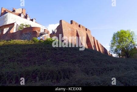 Foto des neu gebauten mittelalterlichen Stadtmauern von Warschau, von den nationalsozialistischen Deutschen zerstört nach dem Einmarsch in Polen 1939 und der Warschauer Aufstand 1944 die Burg wurde komplett umgebaut und rekonstruiert. Vom 21. Jahrhundert Stockfoto