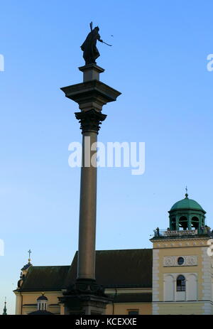 Foto von Sigismunds Spalte (Kolumna Zygmunta), ursprünglich errichtet im Jahre 1644, ist im Castle Square, Warschau, Polen entfernt und ist eines der berühmtesten Wahrzeichen von Warschau. Die Spalte und die Statue Gedenken an König Sigismund III Vasa, der im Jahre 1596 die Hauptstadt Polens von Krakau nach Warschau verschoben hatte. Vom 21. Jahrhundert Stockfoto