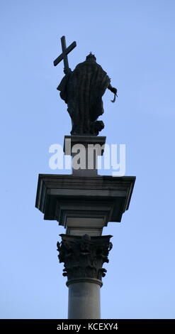 Foto von Sigismunds Spalte (Kolumna Zygmunta), ursprünglich errichtet im Jahre 1644, ist im Castle Square, Warschau, Polen entfernt und ist eines der berühmtesten Wahrzeichen von Warschau. Die Spalte und die Statue Gedenken an König Sigismund III Vasa, der im Jahre 1596 die Hauptstadt Polens von Krakau nach Warschau verschoben hatte. Vom 21. Jahrhundert Stockfoto