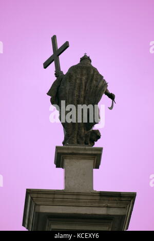 Foto von Sigismunds Spalte (Kolumna Zygmunta), ursprünglich errichtet im Jahre 1644, ist im Castle Square, Warschau, Polen entfernt und ist eines der berühmtesten Wahrzeichen von Warschau. Die Spalte und die Statue Gedenken an König Sigismund III Vasa, der im Jahre 1596 die Hauptstadt Polens von Krakau nach Warschau verschoben hatte. Vom 21. Jahrhundert Stockfoto