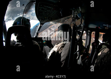 Ein luh-72A Lakota Hubschrauber zu Unternehmen a, 2-151 st Sicherheit und Unterstützung aviation Battalion, s.c. Army National Guard zugeordnet, fliegt über upstate South Carolina während einer Training Mission, Greenville, South Carolina, Feb 6, 2016. (Us Army National Guard Foto: Staff Sgt. roby Di Giovine/freigegeben) Stockfoto