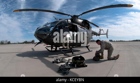 Ein luh-72A Lakota Hubschrauber zu Unternehmen a, 2-151 st Sicherheit und Unterstützung aviation Battalion, s.c. Army National Guard zugeordnet, fliegt über upstate South Carolina während einer Training Mission, Greenville, South Carolina, Feb 6, 2016. (Us Army National Guard Foto: Staff Sgt. roby Di Giovine/freigegeben) Stockfoto