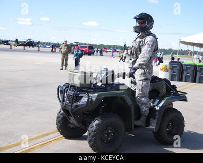 Ein US-Flieger mit der 169Th Security Forces Squadron, South Carolina Air National Guard, sieht über dem Flugplatz während der South Carolina Luft und Gruppe Expo bei mcentire joint National Guard, der Eastover, South Carolina, 6. Mai 2017. (U.s. Army National Guard Foto von Lt.Col.cindi König) Stockfoto