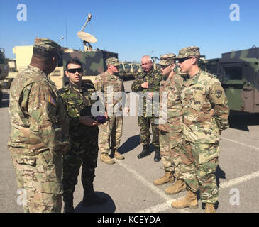 US-Soldaten, die der 742. Support Maintenance Company, South Carolina Army National Guard, zugewiesen sind, interagieren mit rumänischen Soldaten, um eine starke Zusammenarbeit auf der Mihail Kogalniceanu Air Base, Rumänien, 10. April 2017 aufzubauen. Die Soldaten verengten, welche spezifische Ausbildung sie gemeinsam machen wollten, um Transport und Kommunikationsvorbereitung zu umfassen und gleichzeitig die Entschlossenheit des Atlantiks zu unterstützen. (USA Army National Guard Foto mit freundlicher Genehmigung) Stockfoto