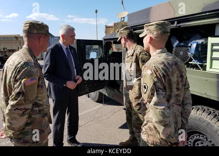 Der US-Abgeordnete Ralph Abraham, Kongressabgeordnete aus Louisiana, trifft sich mit US-Soldaten, die der 742. Support Maintenance Company, South Carolina Army National Guard, zugewiesen wurden, während eines gesetzgebenden Besuchs auf der Mihail Kogalniceanu Air Base, Rumänien, 10. April 2017. Die Soldaten hatten die Gelegenheit, ihre Ausrüstung zu demonstrieren und eine Tour durch den Motorpool zu geben, während sie die atlantische Entschlossenheit unterstützten. (USA Army National Guard Foto mit freundlicher Genehmigung) Stockfoto