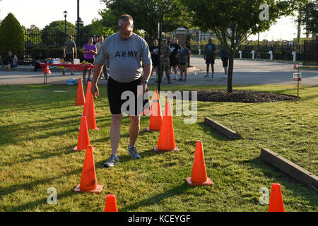 Us-Armee maj.gen.Roy van mccarty, stellvertretender Adjutant General für Südcarolina, vervollständigt die "betrunken - Schutzbrille "Kurs während der Alkoholmissbrauch ßtsein Monat Fun Run am Kampfhahn Park in Columbia, South Carolina, 21. April 2017. Diese Schutzbrillen sind darauf ausgerichtet, die Auswirkungen des unter dem Einfluss von Alkohol zu simulieren. (U.s. Army National Guard Foto von spc. Chelsea Baker) Stockfoto