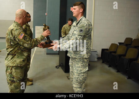 Us-Armee Sgt. zannie carabo mit Firma B, 221St Military Intelligence battalion in Forest Park, Georgia erhält sehr ehrt graduate Award während der staffelung von grundlegender Führer Kurs an mccrady Training Center in Eastover, South Carolina, 21. April 2017. Der distinguished graduate Award zu Ehren der noncommissioned Officer, die eine Vielzahl der Armee wissen besitzen gegeben ist und zeigt großen militärischen Lager und Eigenschaften. Der Kurs wurde von 218 regionalen Institut der South Carolina National Guard verwaltet. (U.S. Army National Guard Foto von spc. Chelsea Baker) Stockfoto