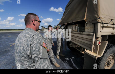 Us-Armee Soldaten mit der South Carolina National Guard und Illinois National Guard Tür durchführen - gunner Bereich Operations bei Fort Stewart, Ga, Apr. 20 und 21, 2017. Das schießwesen Übung auf die Tür konzentriert war - montiert M-240 Maschinengewehr an Bord der CH-47 Chinook schwergutladung Hubschrauber, und beide Piloten an die 2-238 th allgemeine Unterstützung aviation Battalion zugeordnet und unterstützende Elemente mit 2-151 st Sicherheit und Unterstützung aviation Battalion. (U.s. Army National Guard Foto: Staff Sgt. Roberto Di Giovine/freigegeben) Stockfoto