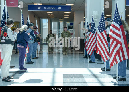 Us-Armee Soldaten zu den South Carolina Army National Guard Firma a, 1-111 th allgemeine Unterstützung der Luftfahrt und das Bataillon der 642 . Aviation support Bataillons, Rückkehr in die Heimat in Columbia, South Carolina zugeordnet, 2. Mai 2017 von einer Bereitstellung in Kuwait. Das die Soldaten waren für etwa neun Monate zur Unterstützung der Operation spartan Schild eingesetzt. (U.s. Army National Guard Foto von spc. Chelsea Baker) Stockfoto